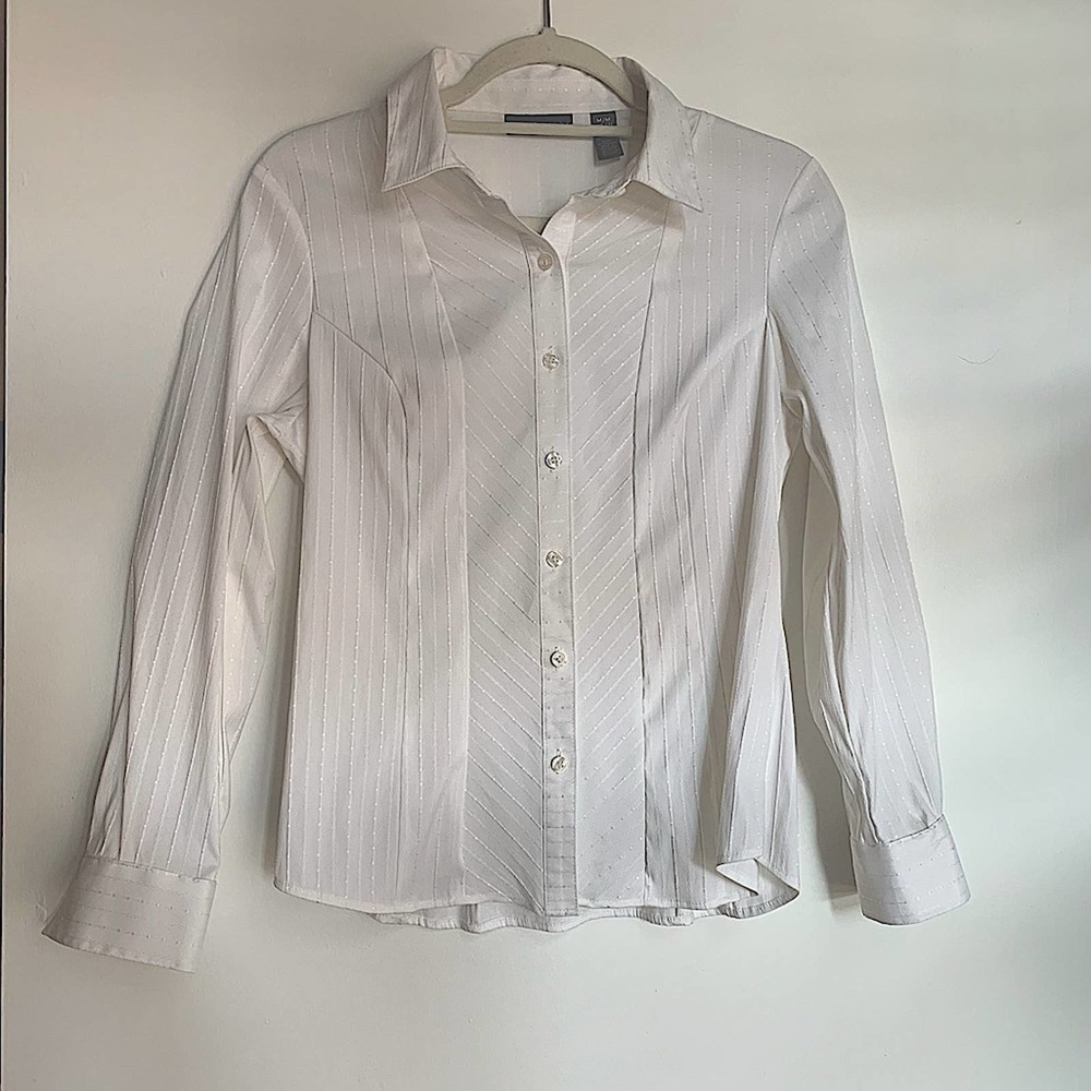 Apostrophe Essentials Women’s White Button down shirt with a design size M